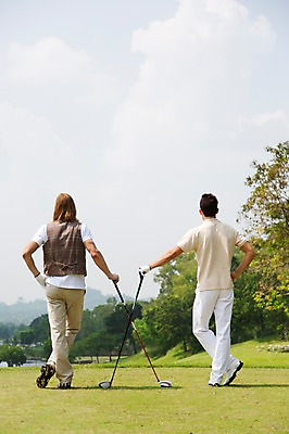 포토 JPG 주간 전신 서양인 외국인 나무 식물 백인 구름 해외기획촬영 남자 스포츠 2013년태국 허리손 장갑 골프 골프장 태국 필드 하늘 레저 골프클럽 서기 사람 잔디 20대 성인 야외 두명 뒷모습 레포츠 운동 골프채 클럽 성인남자만 청년만 청년남자만 국내포토 자연요소 잡화 아시아 뷰포인트 포즈 스포츠시설 모션 골프용품 건강 인종 청년 구기 남자만 성인만 파일형식