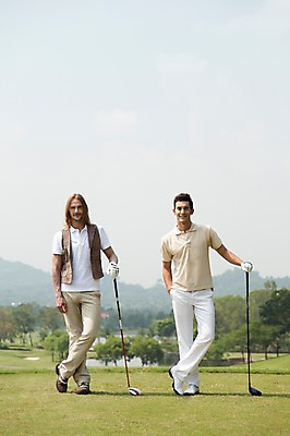 포토 JPG 주간 전신 서양인 외국인 나무 식물 백인 해외기획촬영 남자 스포츠 2013년태국 장갑 골프 골프장 태국 필드 레저 골프클럽 서기 웃음 사람 잔디 20대 성인 야외 두명 앞모습 레포츠 운동 골프채 클럽 성인남자만 청년만 청년남자만 국내포토 자연요소 잡화 아시아 뷰포인트 스포츠시설 모션 골프용품 표정 건강 인종 청년 구기 남자만 성인만 파일형식