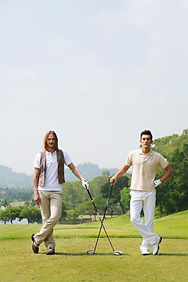 포토 JPG 주간 전신 서양인 외국인 나무 식물 백인 해외기획촬영 남자 스포츠 2013년태국 허리손 장갑 골프 골프장 태국 필드 레저 골프클럽 서기 사람 잔디 20대 성인 야외 두명 앞모습 레포츠 운동 골프채 클럽 성인남자만 청년만 청년남자만 국내포토 자연요소 잡화 아시아 뷰포인트 포즈 스포츠시설 모션 골프용품 건강 인종 청년 구기 남자만 성인만 파일형식