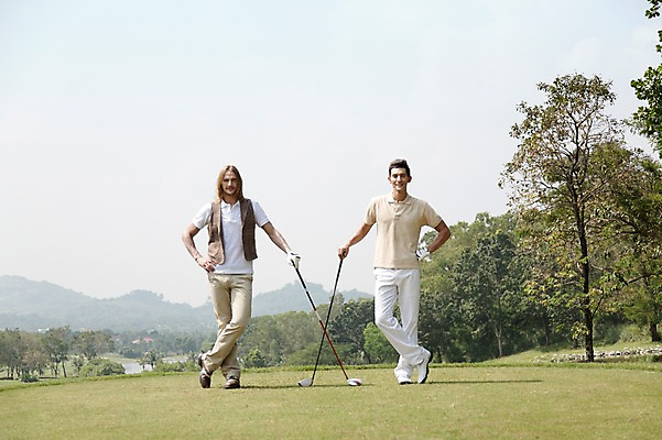 포토 JPG 주간 전신 서양인 외국인 나무 식물 백인 해외기획촬영 남자 스포츠 2013년태국 허리손 장갑 골프 골프장 태국 필드 레저 골프클럽 서기 웃음 사람 잔디 20대 성인 야외 두명 앞모습 레포츠 운동 골프채 클럽 성인남자만 청년만 청년남자만 국내포토 자연요소 잡화 아시아 뷰포인트 포즈 스포츠시설 모션 골프용품 표정 건강 인종 청년 구기 남자만 성인만 파일형식