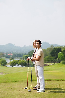 포토 JPG 주간 전신 서양인 외국인 나무 식물 백인 해외기획촬영 남자 스포츠 2013년태국 장갑 골프 골프장 태국 필드 레저 골프클럽 서기 사람 잔디 20대 성인 야외 두명 옆모습 레포츠 운동 골프채 클럽 성인남자만 청년만 청년남자만 국내포토 자연요소 잡화 아시아 뷰포인트 스포츠시설 모션 골프용품 건강 인종 청년 구기 남자만 성인만 파일형식