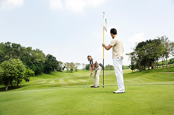 포토 JPG 주간 전신 서양인 외국인 나무 식물 백인 구름 해외기획촬영 남자 스포츠 2013년태국 골프 공 골프장 태국 필드 하늘 레저 골프공 골프클럽 서기 들기 사람 경기 잔디 20대 성인 야외 두명 옆모습 레포츠 운동 골프채 깃발 홀 구멍 클럽 깃대 퍼팅 성인남자만 청년만 청년남자만 국내포토 자연요소 아시아 뷰포인트 포즈 스포츠시설 모션 골프용품 건강 인종 청년 구기 공간 남자만 성인만 파일형식