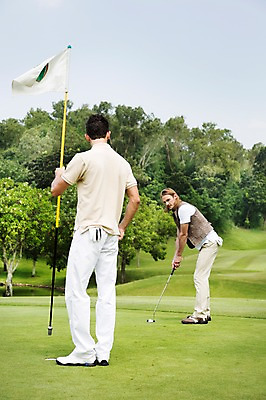 포토 JPG 주간 전신 서양인 외국인 나무 식물 백인 해외기획촬영 남자 스포츠 2013년태국 골프 공 골프장 태국 필드 레저 골프공 골프클럽 서기 들기 사람 경기 잔디 20대 성인 야외 두명 옆모습 뒷모습 레포츠 운동 골프채 깃발 구멍 클럽 깃대 퍼팅 성인남자만 청년만 청년남자만 국내포토 자연요소 아시아 뷰포인트 포즈 스포츠시설 모션 골프용품 건강 인종 청년 구기 남자만 성인만 파일형식