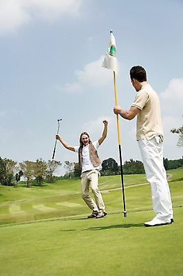 포토 JPG 주간 전신 서양인 외국인 나무 식물 백인 구름 해외기획촬영 남자 스포츠 2013년태국 골프 골프장 태국 필드 하늘 레저 골프클럽 서기 웃음 들기 사람 경기 잔디 20대 성인 야외 두명 앞모습 옆모습 레포츠 운동 기쁨 만세 골프채 깃발 우승 클럽 깃대 성인남자만 청년만 청년남자만 국내포토 자연요소 감정 아시아 뷰포인트 스포츠시설 모션 골프용품 표정 건강 인종 청년 구기 최고 남자만 성인만 파일형식