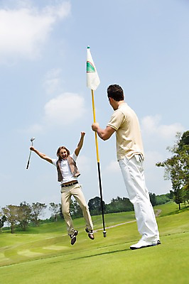 포토 JPG 주간 전신 서양인 외국인 나무 식물 백인 구름 해외기획촬영 남자 스포츠 2013년태국 골프 골프장 태국 필드 하늘 레저 골프클럽 서기 웃음 들기 사람 경기 잔디 20대 성인 야외 두명 앞모습 옆모습 레포츠 운동 기쁨 만세 골프채 깃발 우승 클럽 깃대 성인남자만 청년만 청년남자만 국내포토 자연요소 감정 아시아 뷰포인트 스포츠시설 모션 골프용품 표정 건강 인종 청년 구기 최고 남자만 성인만 파일형식