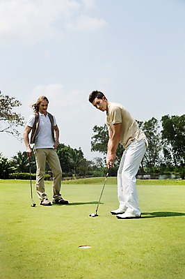 포토 JPG 주간 전신 서양인 외국인 나무 식물 백인 구름 해외기획촬영 남자 스포츠 2013년태국 골프 공 골프장 태국 필드 하늘 레저 골프공 골프클럽 서기 들기 사람 경기 잔디 20대 성인 야외 두명 레포츠 운동 골프채 연못 구멍 클럽 웅덩이 퍼팅 성인남자만 청년만 청년남자만 국내포토 자연요소 아시아 포즈 스포츠시설 모션 골프용품 건강 인종 청년 구기 남자만 성인만 파일형식