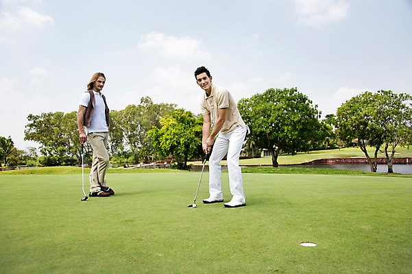 포토 JPG 주간 전신 서양인 외국인 나무 식물 백인 구름 해외기획촬영 남자 스포츠 2013년태국 골프 공 골프장 태국 필드 하늘 레저 골프공 골프클럽 서기 들기 사람 경기 잔디 20대 성인 야외 두명 레포츠 운동 골프채 연못 구멍 클럽 웅덩이 퍼팅 성인남자만 청년만 청년남자만 국내포토 자연요소 아시아 포즈 스포츠시설 모션 골프용품 건강 인종 청년 구기 남자만 성인만 파일형식