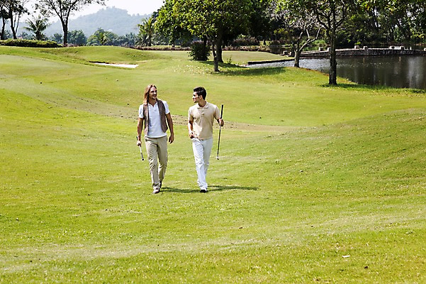 포토 JPG 주간 전신 서양인 외국인 나무 식물 백인 해외기획촬영 남자 스포츠 2013년태국 이동 골프 골프장 태국 필드 레저 골프클럽 서기 들기 사람 잔디 20대 성인 야외 두명 앞모습 레포츠 운동 걷기 골프채 연못 클럽 웅덩이 성인남자만 청년만 청년남자만 국내포토 자연요소 아시아 뷰포인트 컨셉 스포츠시설 모션 골프용품 건강 인종 청년 구기 남자만 성인만 파일형식