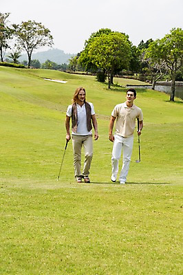 포토 JPG 주간 전신 서양인 외국인 나무 식물 백인 해외기획촬영 남자 스포츠 2013년태국 이동 골프 골프장 태국 필드 레저 골프클럽 서기 들기 사람 잔디 20대 성인 야외 두명 앞모습 레포츠 운동 걷기 골프채 연못 클럽 웅덩이 성인남자만 청년만 청년남자만 국내포토 자연요소 아시아 뷰포인트 컨셉 스포츠시설 모션 골프용품 건강 인종 청년 구기 남자만 성인만 파일형식
