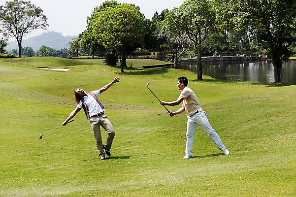 포토 JPG 주간 전신 서양인 외국인 나무 식물 백인 해외기획촬영 남자 스포츠 2013년태국 골프 장난 골프장 태국 놀이 필드 레저 골프클럽 서기 들기 사람 잔디 20대 성인 야외 두명 앞모습 레포츠 운동 골프채 연못 클럽 웅덩이 성인남자만 청년만 청년남자만 국내포토 자연요소 아시아 뷰포인트 스포츠시설 모션 골프용품 건강 인종 청년 구기 남자만 성인만 파일형식