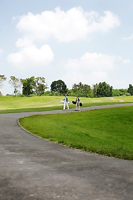 포토 JPG 주간 전신 서양인 외국인 나무 식물 백인 구름 해외기획촬영 모자 남자 길 스포츠 2013년태국 이동 골프 가방 골프장 태국 필드 하늘 레저 골프클럽 서기 들기 사람 잔디 20대 성인 야외 두명 레포츠 운동 걷기 골프채 골프가방 클럽 성인남자만 청년만 청년남자만 국내포토 자연요소 잡화 아시아 컨셉 스포츠시설 모션 골프용품 건강 인종 청년 구기 남자만 성인만 파일형식