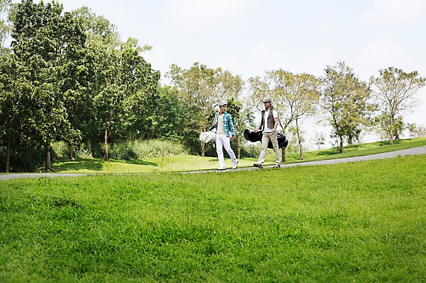 포토 JPG 주간 전신 서양인 외국인 나무 식물 백인 구름 해외기획촬영 모자 남자 스포츠 2013년태국 이동 골프 가방 골프장 태국 필드 하늘 레저 골프클럽 서기 들기 사람 잔디 20대 성인 야외 두명 레포츠 운동 걷기 골프채 골프가방 클럽 성인남자만 청년만 청년남자만 국내포토 자연요소 잡화 아시아 컨셉 스포츠시설 모션 골프용품 건강 인종 청년 구기 남자만 성인만 파일형식