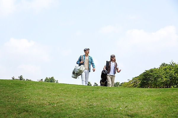 포토 JPG 주간 서양인 외국인 나무 식물 백인 구름 해외기획촬영 모자 남자 스포츠 2013년태국 이동 골프 가방 골프장 태국 필드 하늘 레저 골프클럽 서기 들기 사람 잔디 20대 성인 야외 두명 앞모습 레포츠 운동 걷기 골프채 골프가방 클럽 성인남자만 청년만 청년남자만 국내포토 자연요소 잡화 아시아 뷰포인트 컨셉 스포츠시설 모션 골프용품 건강 인종 청년 구기 남자만 성인만 파일형식