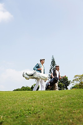 포토 JPG 주간 서양인 외국인 나무 식물 백인 구름 해외기획촬영 모자 남자 스포츠 2013년태국 이동 골프 가방 골프장 태국 필드 하늘 레저 골프클럽 서기 들기 사람 잔디 20대 성인 야외 두명 옆모습 레포츠 운동 걷기 골프채 골프가방 클럽 성인남자만 청년만 청년남자만 국내포토 자연요소 잡화 아시아 뷰포인트 컨셉 스포츠시설 모션 골프용품 건강 인종 청년 구기 남자만 성인만 파일형식
