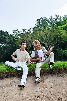 포토 JPG 주간 전신 서양인 외국인 나무 식물 백인 해외기획촬영 남자 스포츠 2013년태국 골프 골프장 태국 필드 레저 휴식 골프클럽 웃음 들기 사람 앉기 잔디 20대 성인 야외 두명 앞모습 레포츠 운동 골프채 벙커 클럽 성인남자만 청년만 청년남자만 국내포토 자연요소 아시아 뷰포인트 컨셉 스포츠시설 모션 골프용품 표정 건강 인종 청년 구기 남자만 성인만 파일형식