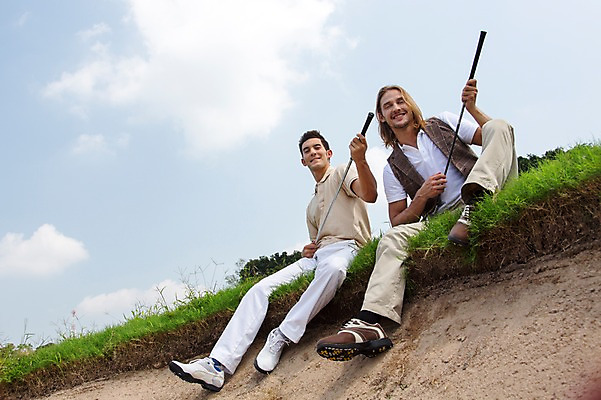 포토 JPG 주간 전신 서양인 외국인 백인 구름 해외기획촬영 남자 스포츠 2013년태국 골프 골프장 태국 필드 하늘 레저 휴식 골프클럽 웃음 들기 사람 앉기 잔디 20대 성인 야외 두명 앞모습 레포츠 운동 골프채 벙커 클럽 성인남자만 청년만 청년남자만 국내포토 자연요소 식물 아시아 뷰포인트 컨셉 스포츠시설 모션 골프용품 표정 건강 인종 청년 구기 남자만 성인만 파일형식