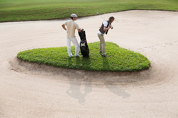 포토 JPG 주간 전신 서양인 외국인 백인 해외기획촬영 모자 여자 남자 스포츠 2013년태국 골프 가방 골프장 태국 필드 레저 골프클럽 서기 들기 사람 경기 잔디 20대 성인 야외 두명 옆모습 뒷모습 레포츠 운동복 운동 골프채 벙커 스윙 골프가방 골프웨어 클럽 퍼팅 청년만 성인만 국내포토 자연요소 식물 잡화 옷 아시아 뷰포인트 포즈 스포츠시설 모션 골프용품 건강 인종 청년 구기 파일형식
