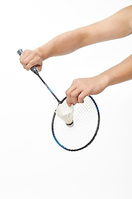 포토 JPG 스튜디오촬영 손 스포츠용품 스포츠 포즈 레저 실내 한명 들기 누끼 신체부위 운동 양손 도구 라켓 배드민턴라켓 셔틀콕 오브젝트 국내포토 1 모션 건강 사람 내부 파일형식