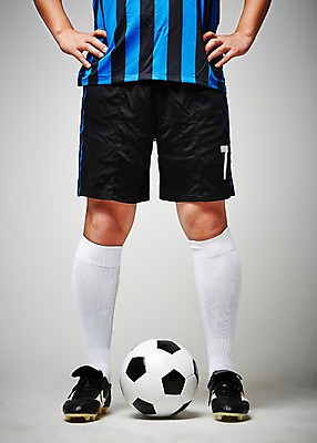 포토 JPG 스튜디오촬영 스포츠용품 스포츠 유니폼 축구공 공 축구용품 레저 축구선수 실내 한명 서기 신체부위 운동복 운동 축구 하반신 도구 다리 오브젝트 국내포토 1 옷 모션 운동선수 건강 사람 내부 구기 파일형식