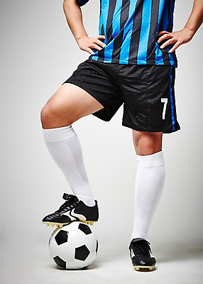 포토 JPG 스튜디오촬영 스포츠용품 스포츠 포즈 유니폼 축구공 공 축구용품 레저 축구선수 실내 한명 서기 신체부위 운동복 운동 축구 하반신 도구 다리 오브젝트 국내포토 1 옷 모션 운동선수 건강 사람 내부 구기 파일형식