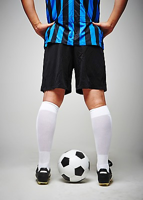 포토 JPG 스튜디오촬영 여자 남자 포즈 유니폼 공 축구용품 레저 실내 한명 서기 사람 뒷모습 신체부위 운동복 축구 정보 하반신 도구 다리 스마트 오브젝트 스마트컨슈머 국내포토 1 옷 스포츠용품 뷰포인트 컨셉 모션 내부 구기 고객 파일형식