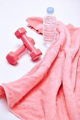 포토 JPG 스튜디오촬영 스포츠용품 스포츠 다이어트 레저 실내 근접촬영 사람없음 물 수건 운동 운동기구 아령 도구 병 물병 오브젝트 국내포토 자연요소 식기 뷰포인트 건강 내부 위생용품 헬스 물통 파일형식