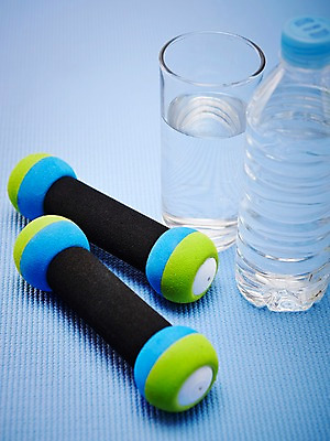 포토 JPG 스튜디오촬영 스포츠용품 스포츠 다이어트 레저 잔 실내 근접촬영 사람없음 컵 물 운동 운동기구 아령 도구 병 물병 오브젝트 국내포토 자연요소 식기 뷰포인트 건강 내부 헬스 물통 파일형식