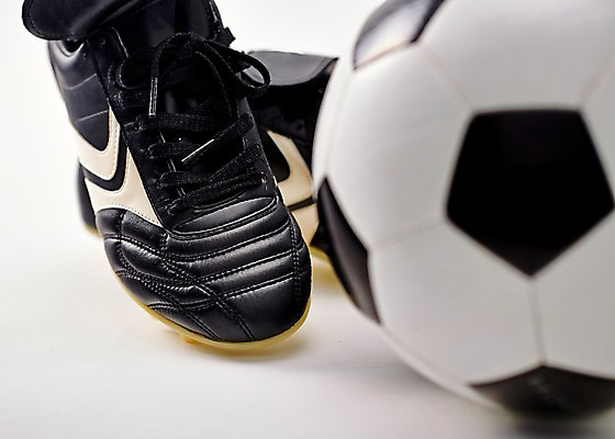 포토 JPG 스튜디오촬영 스포츠용품 스포츠 운동화 신발 축구공 공 축구용품 레저 실내 근접촬영 사람없음 아웃포커스 운동 축구 도구 오브젝트 축구화 국내포토 뷰포인트 촬영기법 건강 내부 구기 파일형식