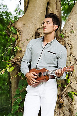 포토 JPG 주간 서양인 외국인 나무 식물 해외기획촬영 응시 남자 악기 2013년태국 연주 골프장 태국 휴식 나뭇잎 한명 들기 사람 상반신 20대 성인 야외 앞모습 캐주얼 우쿨렐레 청년만 청년남자만 청년남자한명만 성인남자한명만 국내포토 자연요소 1 시선 옷 아시아 음악 뷰포인트 컨셉 잎 골프 스포츠시설 모션 현악기 인종 청년 남자만 남자한명만 성인남자만 성인만 파일형식