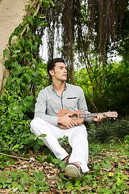 포토 JPG 주간 전신 서양인 외국인 나무 식물 해외기획촬영 응시 남자 악기 2013년태국 연주 골프장 태국 휴식 나뭇잎 한명 사람 앉기 20대 성인 야외 앞모습 캐주얼 숲 우쿨렐레 청년만 청년남자만 청년남자한명만 성인남자한명만 국내포토 자연요소 1 시선 옷 아시아 음악 뷰포인트 컨셉 잎 골프 스포츠시설 모션 현악기 인종 청년 남자만 남자한명만 성인남자만 성인만 파일형식