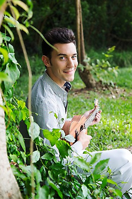 포토 JPG 주간 서양인 외국인 나무 식물 해외기획촬영 남자 악기 2013년태국 연주 골프장 태국 휴식 나뭇잎 한명 웃음 사람 앉기 20대 성인 야외 옆모습 아웃포커스 캐주얼 숲 우쿨렐레 청년만 청년남자만 청년남자한명만 성인남자한명만 국내포토 자연요소 1 옷 아시아 음악 뷰포인트 컨셉 잎 골프 스포츠시설 모션 현악기 촬영기법 표정 인종 청년 남자만 남자한명만 성인남자만 성인만 파일형식