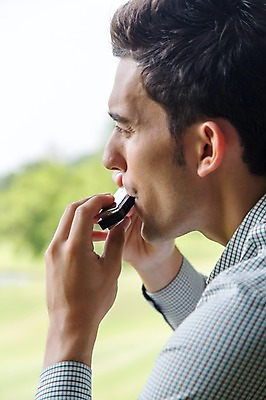 포토 JPG 주간 서양인 외국인 해외기획촬영 남자 악기 2013년태국 연주 골프장 태국 휴식 한명 사람 상반신 20대 성인 야외 옆모습 아웃포커스 캐주얼 불기 하모니카 청년만 청년남자만 청년남자한명만 성인남자한명만 국내포토 자연요소 1 옷 아시아 음악 뷰포인트 컨셉 골프 스포츠시설 모션 촬영기법 관악기 인종 청년 남자만 남자한명만 성인남자만 성인만 파일형식