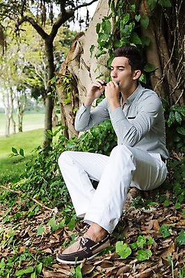 포토 JPG 주간 전신 서양인 외국인 나무 식물 해외기획촬영 남자 악기 2013년태국 연주 골프장 태국 휴식 한명 사람 앉기 20대 성인 야외 캐주얼 숲 불기 하모니카 청년만 청년남자만 청년남자한명만 성인남자한명만 국내포토 자연요소 1 옷 아시아 음악 컨셉 골프 스포츠시설 모션 관악기 인종 청년 남자만 남자한명만 성인남자만 성인만 파일형식