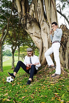 포토 JPG 주간 전신 서양인 외국인 나무 식물 백인 해외기획촬영 모자 남자 악기 2013년태국 연주 축구공 공 골프장 태국 휴식 서기 웃음 사람 앉기 잔디 20대 성인 야외 두명 앞모습 옆모습 캐주얼 친구 우정 우쿨렐레 하모니카 성인남자만 청년만 청년남자만 국내포토 자연요소 잡화 옷 아시아 음악 뷰포인트 컨셉 골프 축구용품 스포츠시설 관계 모션 현악기 표정 관악기 인종 청년 남자만 성인만 파일형식