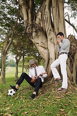 포토 JPG 주간 전신 서양인 외국인 나무 식물 백인 해외기획촬영 모자 남자 악기 2013년태국 연주 축구공 공 골프장 태국 휴식 서기 사람 앉기 잔디 20대 성인 야외 두명 옆모습 캐주얼 친구 우정 우쿨렐레 하모니카 성인남자만 청년만 청년남자만 국내포토 자연요소 잡화 옷 아시아 음악 뷰포인트 컨셉 골프 축구용품 스포츠시설 관계 모션 현악기 관악기 인종 청년 남자만 성인만 파일형식