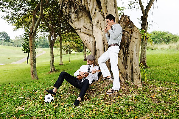 포토 JPG 주간 전신 서양인 외국인 나무 식물 백인 해외기획촬영 모자 남자 악기 2013년태국 연주 축구공 공 골프장 태국 휴식 서기 사람 앉기 잔디 20대 성인 야외 두명 옆모습 캐주얼 친구 우정 우쿨렐레 하모니카 성인남자만 청년만 청년남자만 국내포토 자연요소 잡화 옷 아시아 음악 뷰포인트 컨셉 골프 축구용품 스포츠시설 관계 모션 현악기 관악기 인종 청년 남자만 성인만 파일형식