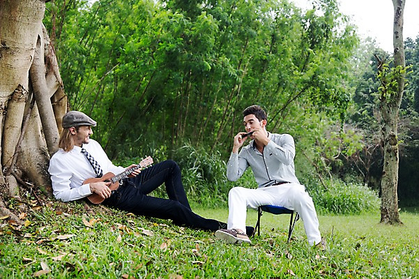 포토 JPG 주간 전신 서양인 외국인 나무 식물 백인 해외기획촬영 모자 남자 악기 2013년태국 연주 의자 골프장 태국 휴식 사람 앉기 잔디 20대 성인 야외 두명 옆모습 캐주얼 친구 눕기 마주보기 우정 우쿨렐레 하모니카 성인남자만 청년만 청년남자만 국내포토 자연요소 잡화 옷 아시아 음악 뷰포인트 가구 컨셉 골프 스포츠시설 관계 모션 현악기 관악기 인종 청년 남자만 성인만 파일형식