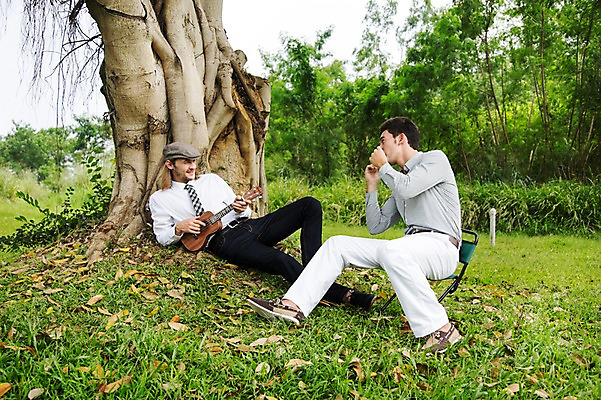 포토 JPG 주간 전신 서양인 외국인 나무 식물 백인 해외기획촬영 모자 남자 악기 2013년태국 연주 의자 골프장 태국 휴식 사람 앉기 잔디 20대 성인 야외 두명 옆모습 캐주얼 친구 눕기 마주보기 우정 우쿨렐레 하모니카 성인남자만 청년만 청년남자만 국내포토 자연요소 잡화 옷 아시아 음악 뷰포인트 가구 컨셉 골프 스포츠시설 관계 모션 현악기 관악기 인종 청년 남자만 성인만 파일형식