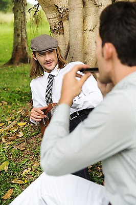 포토 JPG 주간 서양인 외국인 나무 식물 백인 해외기획촬영 모자 남자 악기 2013년태국 연주 골프장 태국 휴식 사람 앉기 20대 성인 야외 두명 앞모습 옆모습 아웃포커스 캐주얼 친구 마주보기 우정 우쿨렐레 하모니카 성인남자만 청년만 청년남자만 국내포토 자연요소 잡화 옷 아시아 음악 뷰포인트 컨셉 골프 스포츠시설 관계 모션 현악기 촬영기법 관악기 인종 청년 남자만 성인만 파일형식