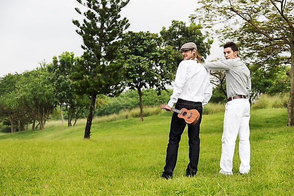 포토 JPG 주간 전신 서양인 외국인 나무 식물 백인 해외기획촬영 모자 남자 악기 2013년태국 연주 골프장 태국 휴식 서기 웃음 들기 사람 잔디 20대 성인 야외 두명 뒷모습 캐주얼 친구 우정 뒤돌아보기 우쿨렐레 성인남자만 청년만 청년남자만 국내포토 자연요소 잡화 옷 아시아 음악 뷰포인트 컨셉 골프 스포츠시설 관계 모션 현악기 표정 인종 청년 남자만 성인만 파일형식