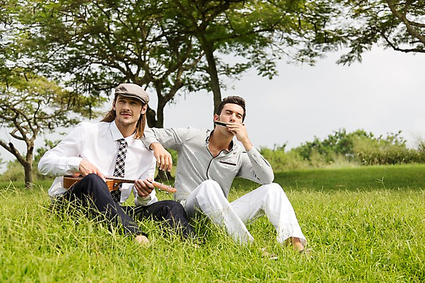 포토 JPG 주간 전신 서양인 외국인 나무 식물 백인 해외기획촬영 모자 남자 악기 2013년태국 연주 골프장 태국 휴식 사람 앉기 잔디 20대 성인 야외 두명 앞모습 캐주얼 친구 우정 우쿨렐레 하모니카 성인남자만 청년만 청년남자만 국내포토 자연요소 잡화 옷 아시아 음악 뷰포인트 컨셉 골프 스포츠시설 관계 모션 현악기 관악기 인종 청년 남자만 성인만 파일형식