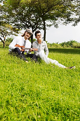 포토 JPG 주간 전신 서양인 외국인 나무 식물 백인 해외기획촬영 모자 남자 악기 2013년태국 연주 골프장 태국 휴식 웃음 사람 앉기 잔디 20대 성인 야외 두명 앞모습 캐주얼 친구 우정 우쿨렐레 하모니카 성인남자만 청년만 청년남자만 국내포토 자연요소 잡화 옷 아시아 음악 뷰포인트 컨셉 골프 스포츠시설 관계 모션 현악기 표정 관악기 인종 청년 남자만 성인만 파일형식