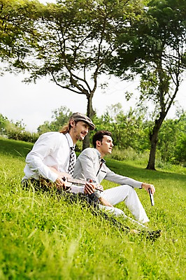 포토 JPG 주간 전신 서양인 외국인 나무 식물 백인 해외기획촬영 모자 응시 남자 악기 2013년태국 연주 골프장 태국 휴식 사람 앉기 잔디 20대 성인 야외 두명 옆모습 캐주얼 친구 우정 우쿨렐레 하모니카 성인남자만 청년만 청년남자만 국내포토 자연요소 시선 잡화 옷 아시아 음악 뷰포인트 컨셉 골프 스포츠시설 관계 모션 현악기 관악기 인종 청년 남자만 성인만 파일형식