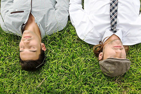 포토 JPG 주간 서양인 외국인 백인 해외기획촬영 모자 남자 2013년태국 골프장 태국 휴식 사람 잔디 상반신 20대 성인 야외 두명 앞모습 캐주얼 친구 하이앵글 눕기 눈감음 우정 성인남자만 청년만 청년남자만 국내포토 자연요소 식물 잡화 옷 아시아 뷰포인트 컨셉 골프 스포츠시설 관계 모션 인종 청년 남자만 성인만 파일형식