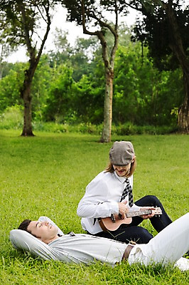 포토 JPG 주간 서양인 외국인 나무 식물 백인 해외기획촬영 모자 남자 악기 2013년태국 연주 골프장 태국 휴식 사람 앉기 잔디 20대 성인 야외 두명 옆모습 캐주얼 친구 눕기 우정 우쿨렐레 성인남자만 청년만 청년남자만 국내포토 자연요소 잡화 옷 아시아 음악 뷰포인트 컨셉 골프 스포츠시설 관계 모션 현악기 인종 청년 남자만 성인만 파일형식