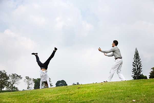 포토 JPG 주간 전신 서양인 외국인 나무 식물 백인 구름 해외기획촬영 남자 2013년태국 포즈 장난 모션 골프장 태국 놀이 하늘 서기 사람 잔디 20대 성인 야외 두명 캐주얼 친구 우정 자유 물구나무 성인남자만 청년만 청년남자만 국내포토 자연요소 옷 아시아 컨셉 골프 스포츠시설 관계 인종 청년 남자만 성인만 파일형식