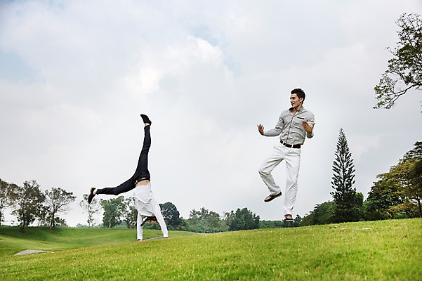 포토 JPG 주간 전신 서양인 외국인 나무 식물 백인 구름 해외기획촬영 남자 2013년태국 포즈 장난 모션 골프장 태국 놀이 하늘 사람 잔디 20대 성인 야외 두명 캐주얼 친구 달리기 점프 우정 자유 물구나무 성인남자만 청년만 청년남자만 국내포토 자연요소 옷 아시아 컨셉 골프 스포츠시설 관계 인종 청년 남자만 성인만 파일형식