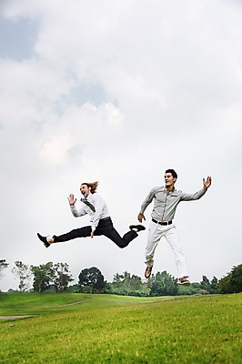 포토 JPG 주간 전신 서양인 외국인 나무 식물 백인 구름 해외기획촬영 남자 2013년태국 포즈 장난 모션 골프장 태국 놀이 하늘 사람 잔디 20대 성인 야외 두명 캐주얼 친구 달리기 점프 우정 자유 성인남자만 청년만 청년남자만 국내포토 자연요소 옷 아시아 컨셉 골프 스포츠시설 관계 인종 청년 남자만 성인만 파일형식