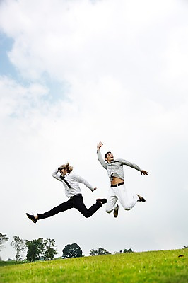 포토 JPG 주간 전신 서양인 외국인 나무 식물 백인 구름 해외기획촬영 모자 남자 2013년태국 포즈 장난 모션 골프장 태국 놀이 하늘 사람 잔디 20대 성인 야외 두명 캐주얼 친구 달리기 점프 우정 자유 성인남자만 청년만 청년남자만 국내포토 자연요소 잡화 옷 아시아 컨셉 골프 스포츠시설 관계 인종 청년 남자만 성인만 파일형식