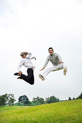 포토 JPG 주간 전신 서양인 외국인 나무 식물 백인 구름 해외기획촬영 모자 남자 2013년태국 포즈 장난 모션 골프장 태국 놀이 하늘 웃음 사람 잔디 20대 성인 야외 두명 캐주얼 친구 달리기 점프 우정 자유 성인남자만 청년만 청년남자만 국내포토 자연요소 잡화 옷 아시아 컨셉 골프 스포츠시설 관계 표정 인종 청년 남자만 성인만 파일형식